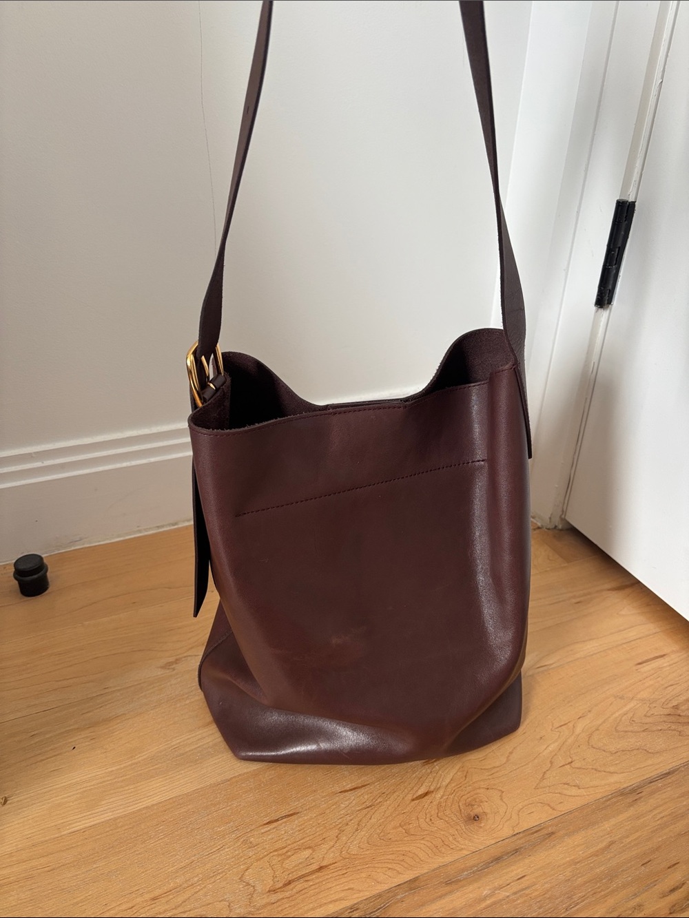 Madewell The Essential Bucket Tote in chocolate raisin - Picture 3 of 13